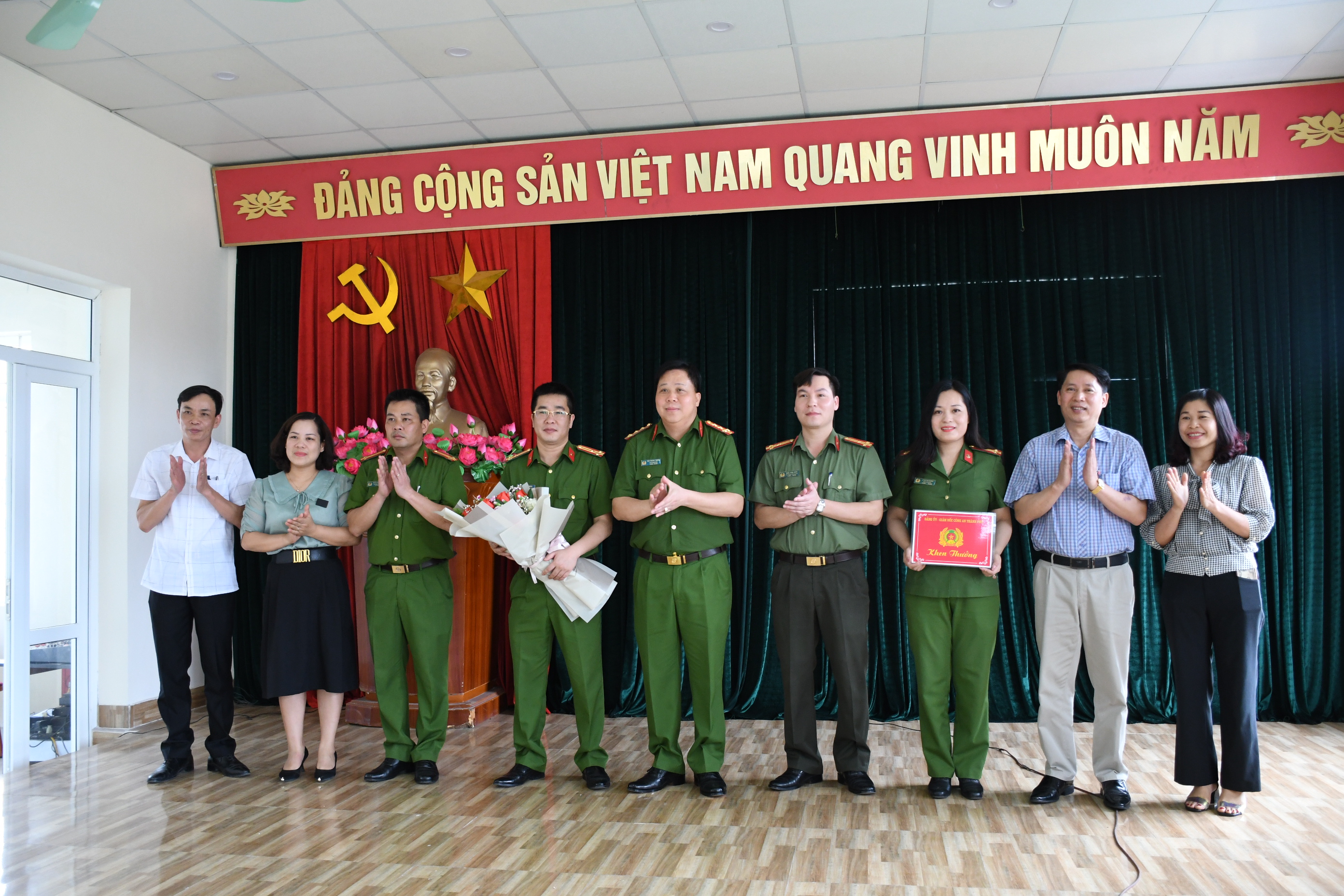 Động viên, khen thưởng Công an các địa phương đẩy nhanh tiến độ cấp CCCD gắn chíp điện tử